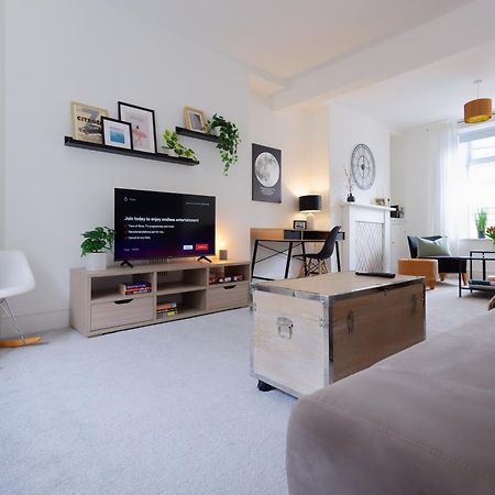 Stayright 3 Bed Home Near Hiking Trails & Parks Llwynypia エクステリア 写真
