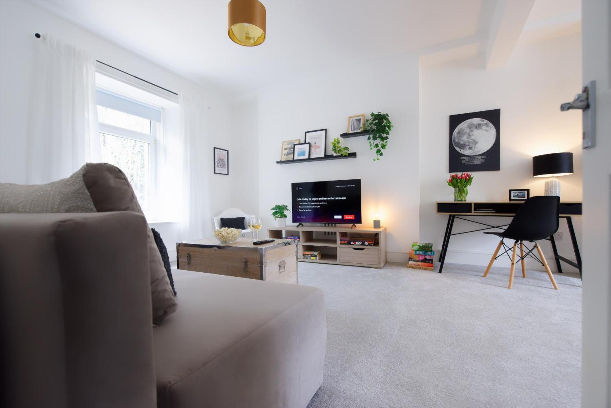 Stayright 3 Bed Home Near Hiking Trails & Parks Llwynypia エクステリア 写真